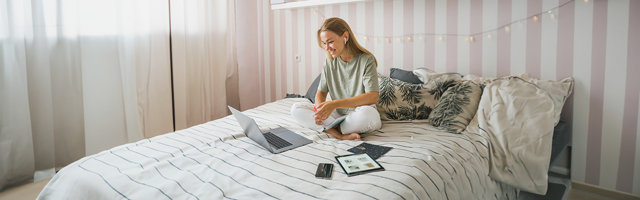 woman-learning-through-virtual-media