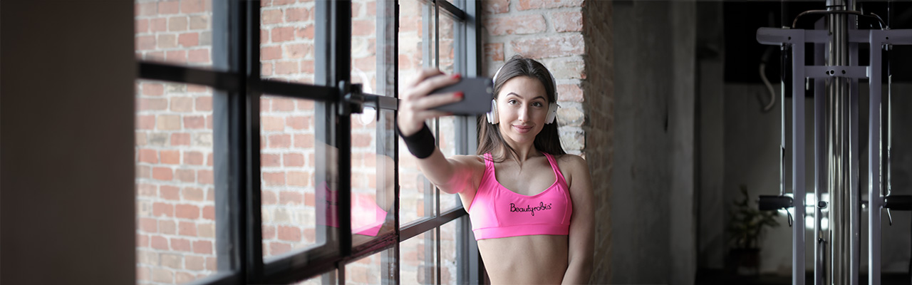 woman-taking-selfie-gym-wellness-influencer